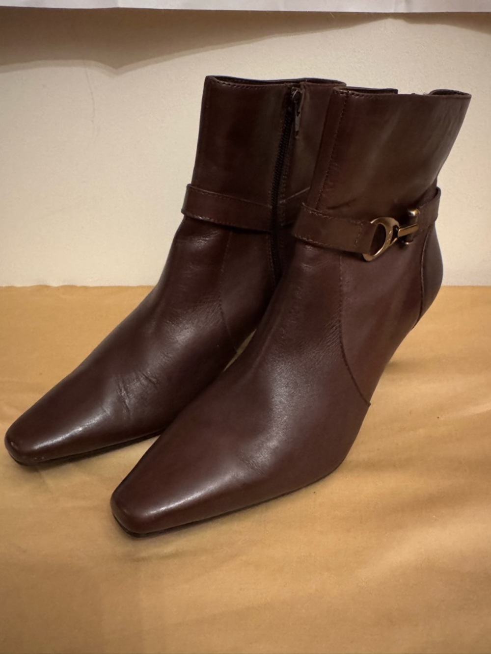 Anne Klein iFlex Brown Leather Pointed-Toe Ankle Booties Gold Buckle Low Heel 9M